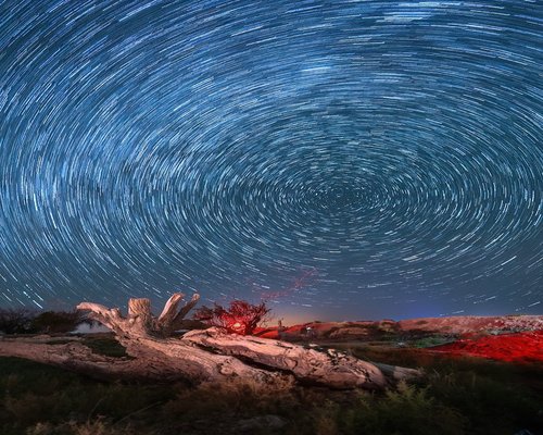 Colourful Australian night sky in the fictional Southern Star Trails game